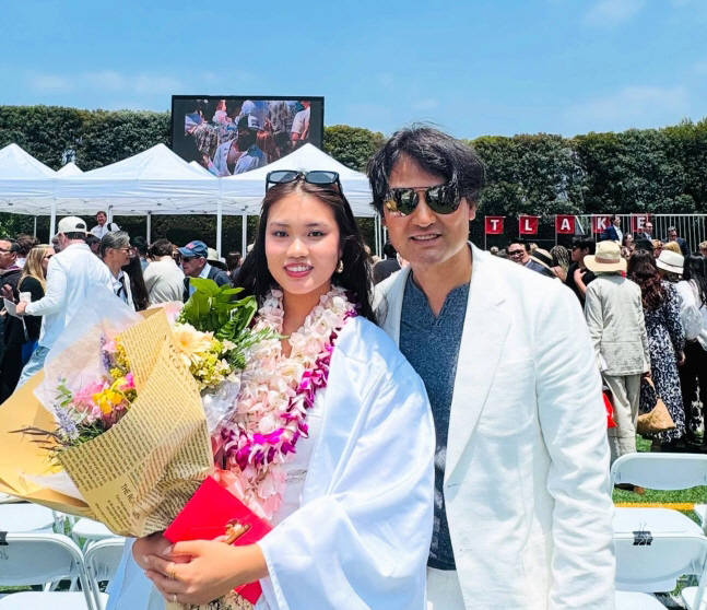  Park Chan-ho's daughter, '80 billion building owner,' has become an adult. 'Congratulations on the freedom of TMT dad to leave.'