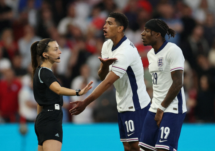 This is the team!  Ace explodes in shock defeat, shooting in the air of anger after the game → Harry Kane urgently sanctioned