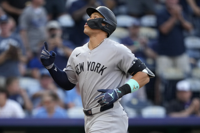 We need to send him to a higher league. Even the strict coach is shocked, hitting the first 4060 home runs in Judge's history