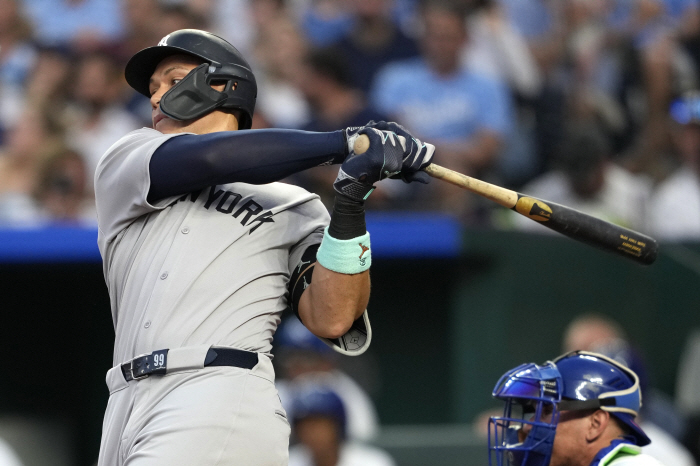 We need to send him to a higher league. Even the strict coach is shocked, hitting the first 4060 home runs in Judge's history