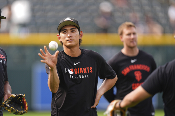 You're the winning fairy, right? SF Lee Jung-hoo, a key role in the come-from-behind victory, scored a triple in the first inning and scored a tie score in the top of the ninth inning caught the final out count in the bottom of the ninth inning