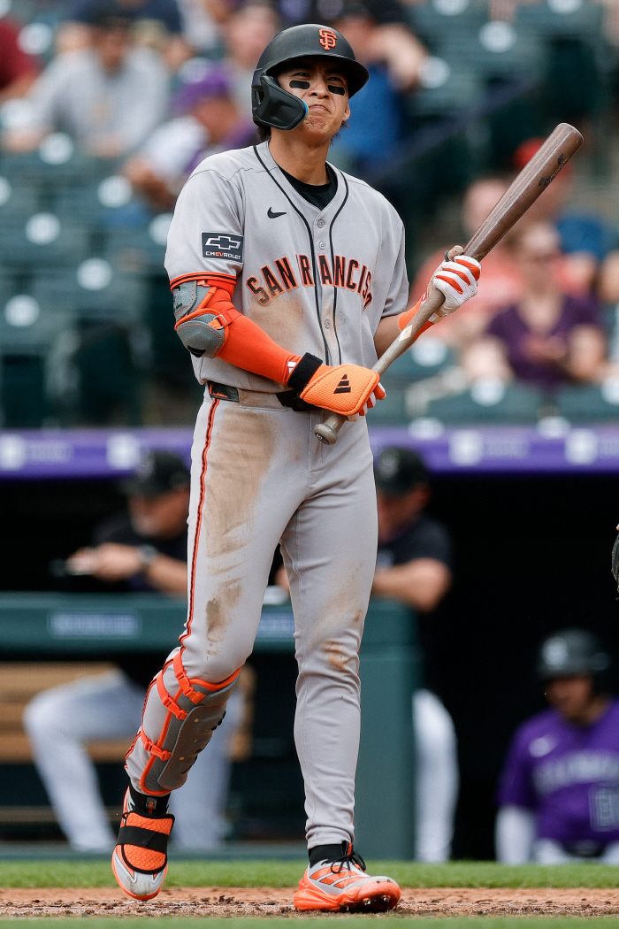You're the winning fairy, right? SF Lee Jung-hoo, a key role in the come-from-behind victory, scored a triple in the first inning and scored a tie score in the top of the ninth inning  caught the final out count in the bottom of the ninth inning