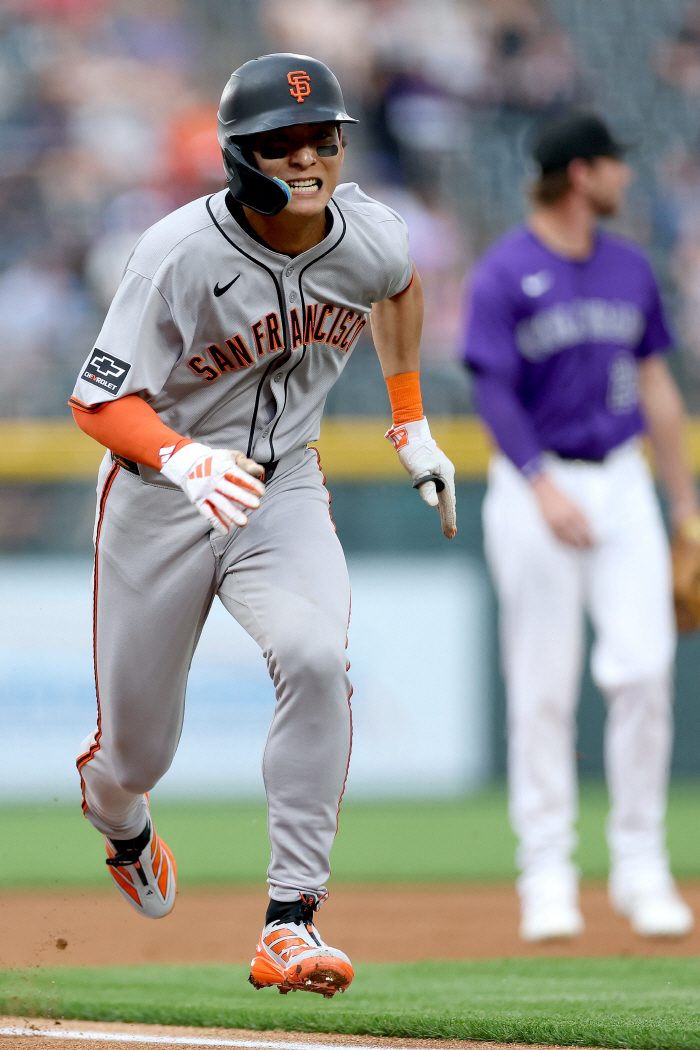You're the winning fairy, right? SF Lee Jung-hoo, a key role in the come-from-behind victory, scored a triple in the first inning and scored a tie score in the top of the ninth inning caught the final out count in the bottom of the ninth inning