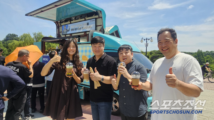 100 days of steps, thank you for being with us. Chairman Yoo Seung-min, the leader of communication, bought a coffee truck on the 100th day of his inauguration (On-Site Report)