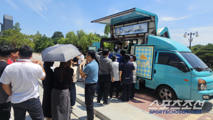 100 days of steps, thank you for being with us. Chairman Yoo Seung-min, the leader of communication, bought a coffee truck on the 100th day of his inauguration (On-Site Report)