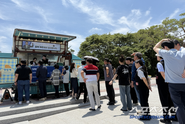 100 days of steps, thank you for being with us. Chairman Yoo Seung-min, the leader of communication, bought a coffee truck on the 100th day of his inauguration (On-Site Report)