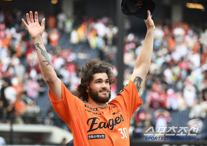 Ace, who achieved a milestone and cried on the mound, was selected as the KBO's scene stealer in May