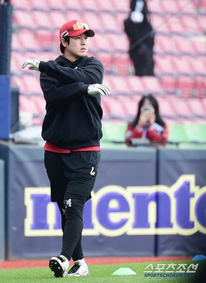  He flinched. SSG Choi Jeong's defensive training was hit in the eye and went to the hospital. Fortunately, more than participated