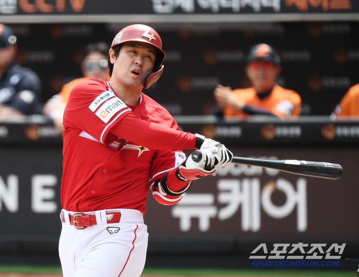  He flinched. SSG Choi Jeong's defensive training was hit in the eye and went to the hospital. Fortunately, more than participated
