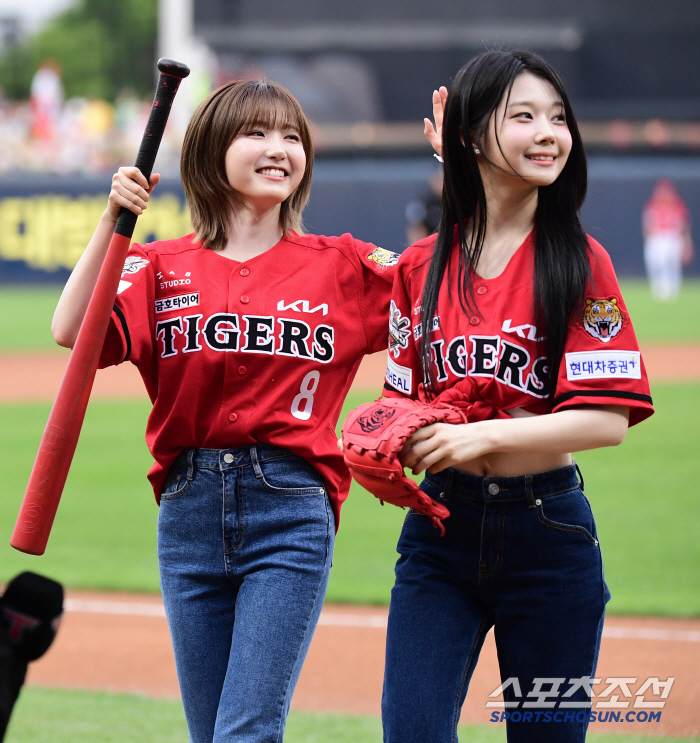 Exciting ballpark outing girl group SAY MY NAME, singing the national anthem, pitching, hitting, and even celebratory performances 