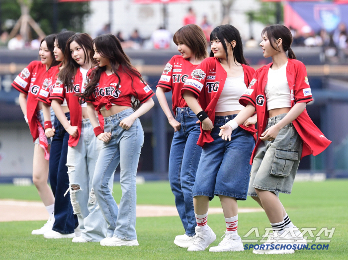 Exciting ballpark outing girl group SAY MY NAME, singing the national anthem, pitching, hitting, and even celebratory performances 