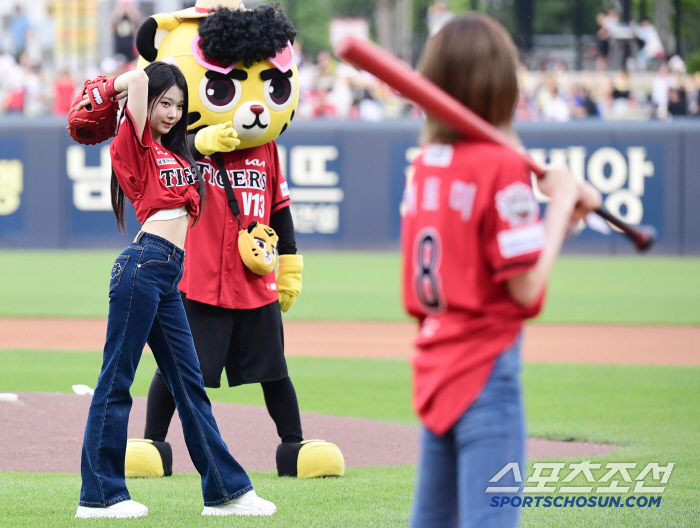 Exciting ballpark outing girl group SAY MY NAME, singing the national anthem, pitching, hitting, and even celebratory performances 