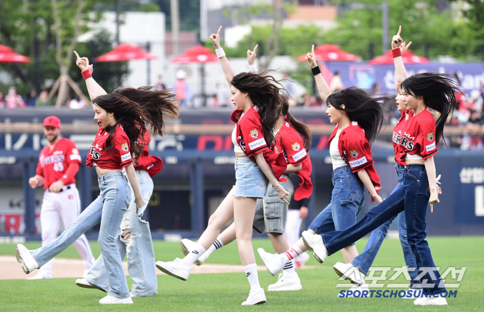 Exciting ballpark outing girl group SAY MY NAME, singing the national anthem, pitching, hitting, and even celebratory performances 