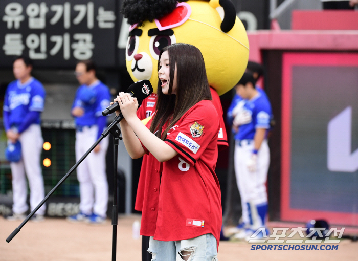Exciting ballpark outing girl group SAY MY NAME, singing the national anthem, pitching, hitting, and even celebratory performances 