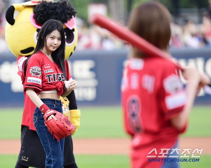 Exciting ballpark outing girl group SAY MY NAME, singing the national anthem, pitching, hitting, and even celebratory performances 