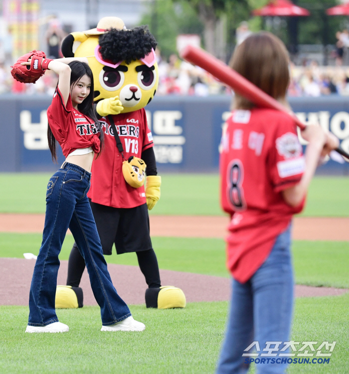 Exciting ballpark outing girl group SAY MY NAME, singing the national anthem, pitching, hitting, and even celebratory performances 