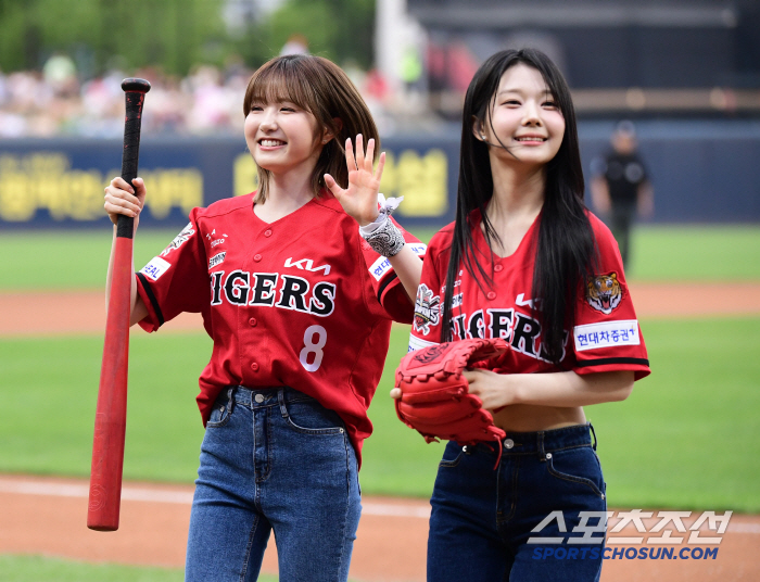 Exciting ballpark outing girl group SAY MY NAME, singing the national anthem, pitching, hitting, and even celebratory performances 