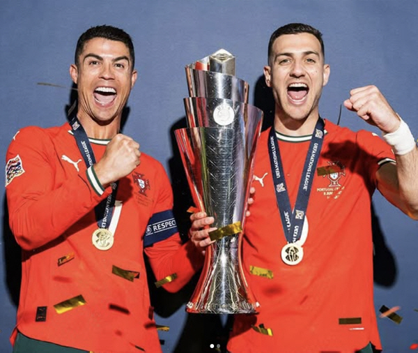 Honey, smile. Portugal's younger brother, who is happier when he is with Ronaldo, achieved his dream of winning together