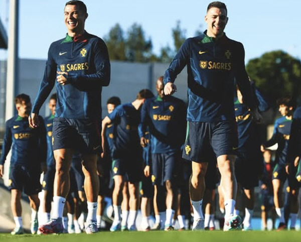Honey, smile. Portugal's younger brother, who is happier when he is with Ronaldo, achieved his dream of winning together