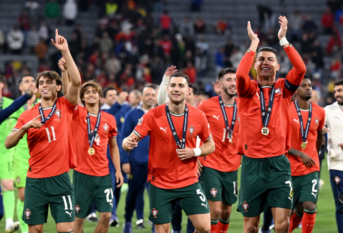 Honey, smile. Portugal's younger brother, who is happier when he is with Ronaldo, achieved his dream of winning together