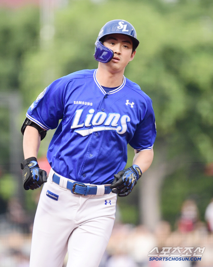 I have to endure it by hitting... The deep sigh of the head coach...4 hits → The home run captain blew it
