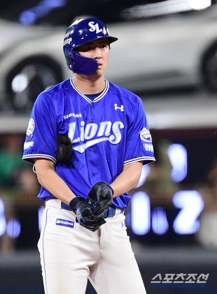 I have to endure it by hitting... The deep sigh of the head coach...4 hits → The home run captain blew it