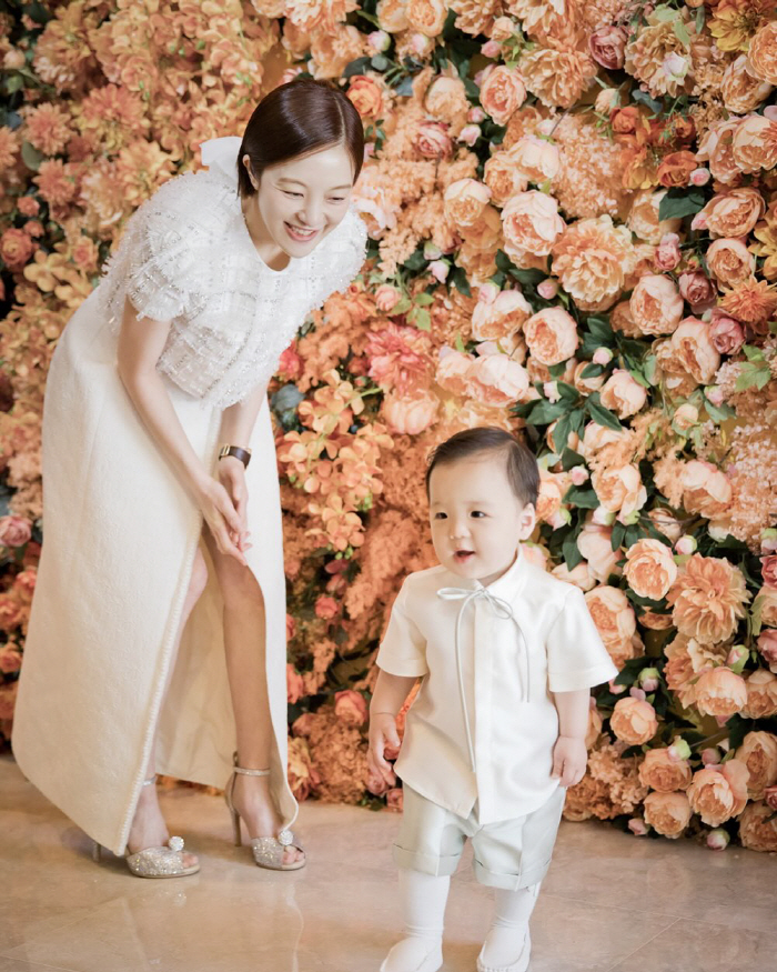 Kim Yong-gun's daughter-in-law, Hwang Bo-ra, is a one-year-old, but she's already talking to me