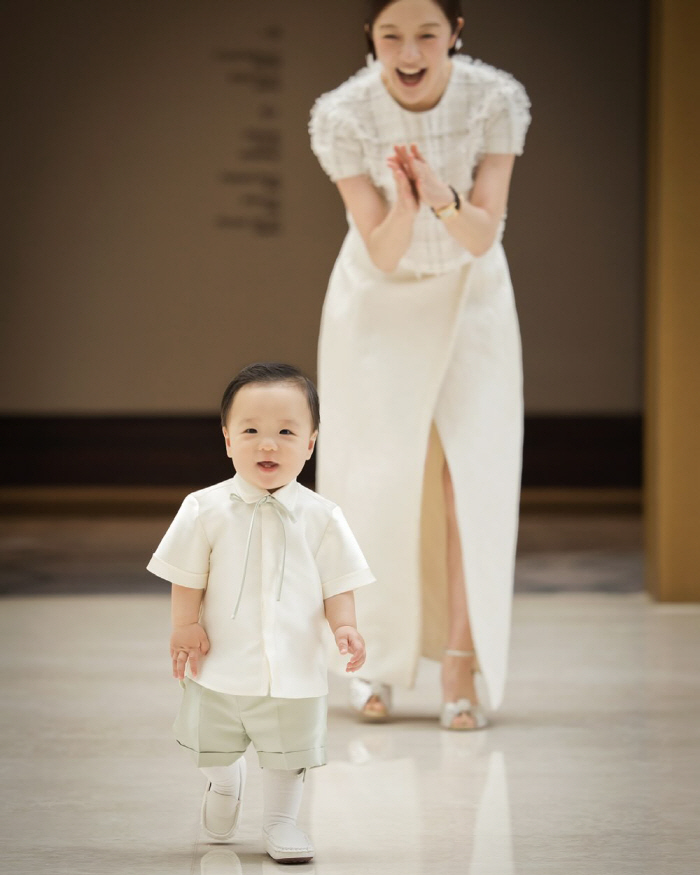Kim Yong-gun's daughter-in-law, Hwang Bo-ra, is a one-year-old, but she's already talking to me