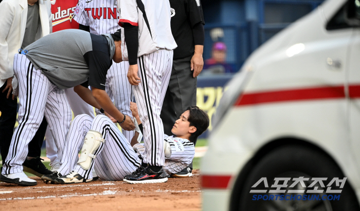 Koo Bon-hyuk was replaced after being hit by a pitch on the back of his left hand. a sigh of relief. There's nothing wrong with the X-ray check-up bone
