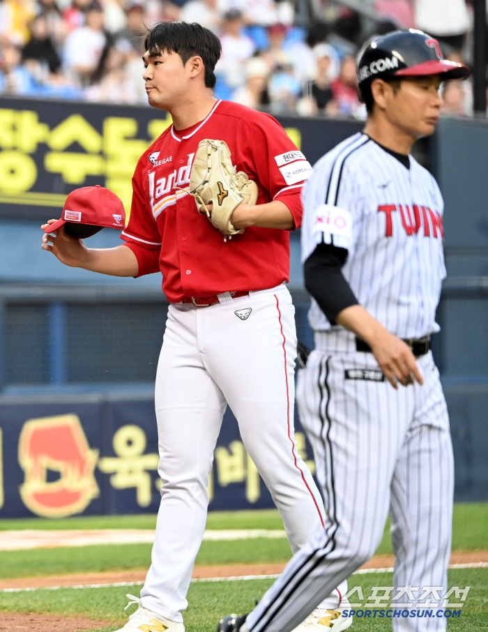 Koo Bon-hyuk was replaced after being hit by a pitch on the back of his left hand. a sigh of relief. There's nothing wrong with the X-ray check-up bone