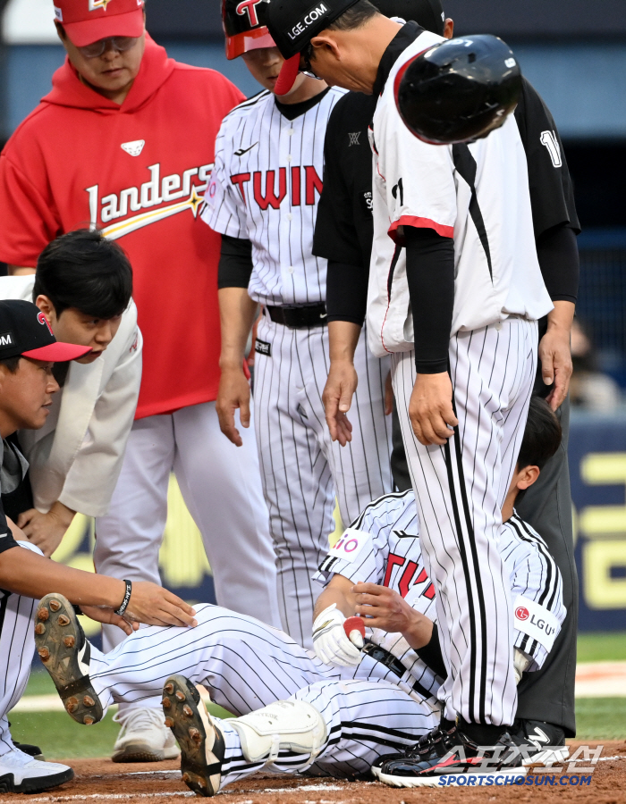 Koo Bon-hyuk was replaced after being hit by a pitch on the back of his left hand. a sigh of relief. There's nothing wrong with the X-ray check-up bone