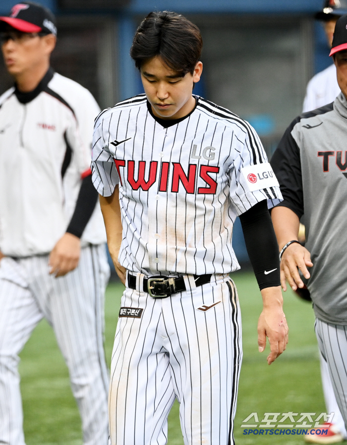 Koo Bon-hyuk was replaced after being hit by a pitch on the back of his left hand. a sigh of relief. There's nothing wrong with the X-ray check-up bone