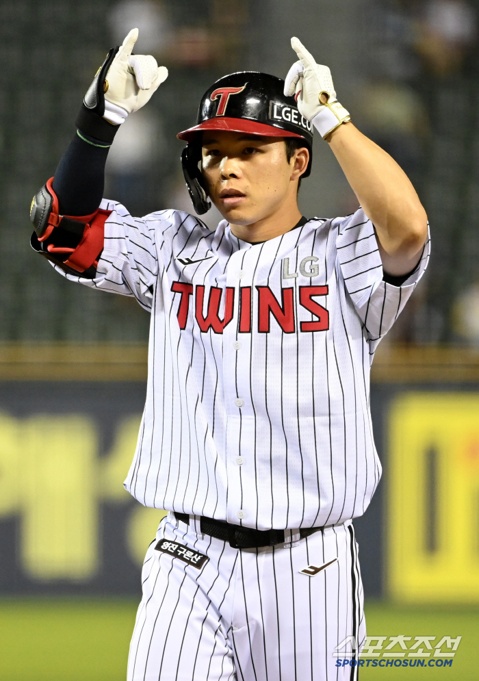 LG, which keeps its No. 1 ranking, will compete with Hanwha on the weekend for the lead in anti-game difference, after 6.5 billion top catcher's come-from-behind double to 40 wins.