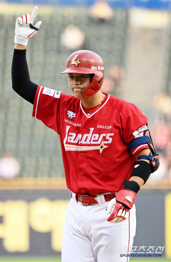 LG, which keeps its No. 1 ranking, will compete with Hanwha on the weekend for the lead in anti-game difference, after 6.5 billion top catcher's come-from-behind double to 40 wins.