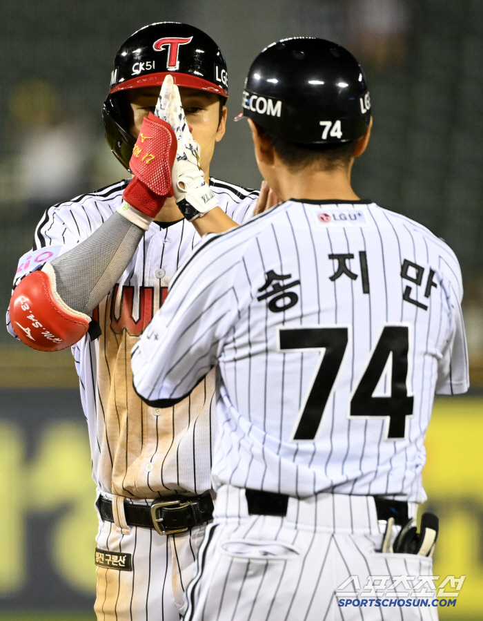 LG, which keeps its No. 1 ranking, will compete with Hanwha on the weekend for the lead in anti-game difference, after 6.5 billion top catcher's come-from-behind double to 40 wins.
