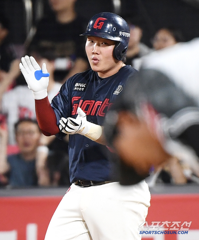 Lotte and KT won three consecutive games for two consecutive days, but failed to laugh at the transfer to Jang Doo-sung Hospital