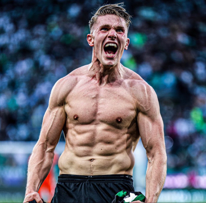 Manchester United is in disarray! I want to go to super big FW Arsenal with 97 goals and 28 assists...Hoylun, the star striker, will go on for another season