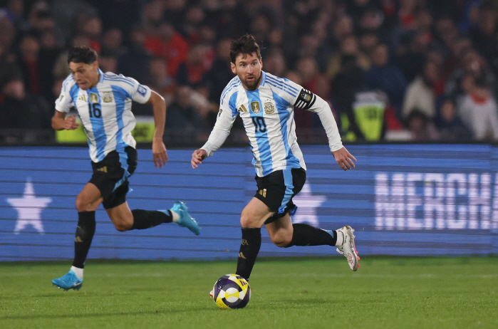 Messi is highly likely to win the 8th SNS award of French Football's meaningful award, whether he will appear in the Super Ballon d'Or