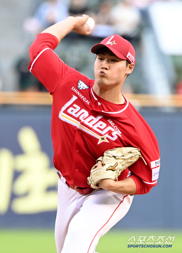 Moon Bo-kyung played third baseman in 22 days. First baseman Lee Young-bin with a triple. Park Dongwon fell out again today