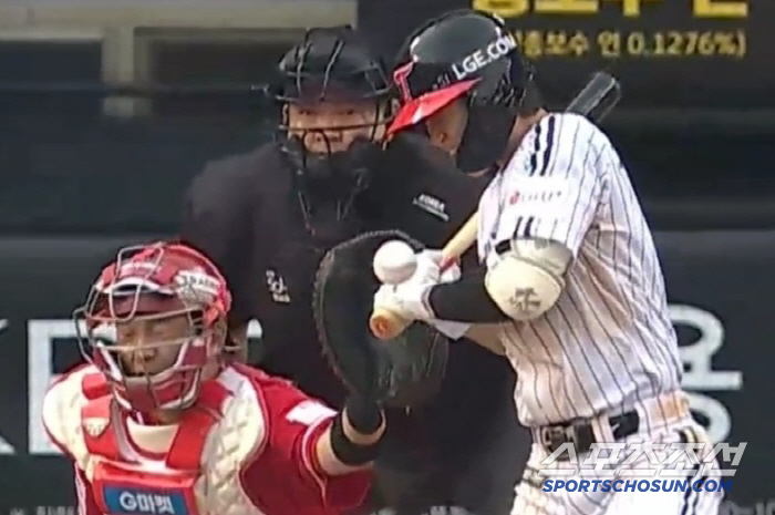 Oh Ji-hwan is not here, but the sudden attack hit the back of the infielder's hand and hurt. The fans were shocked when the ambulance came