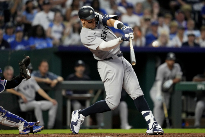 Ohtani, you throw the ball. I'll pass it. Judge who runs wild again, home run explosion in three consecutive games. Ohtani is the lone runner-up in the home run category, beating Ohtani in nine games of silence. He is poised to regain No