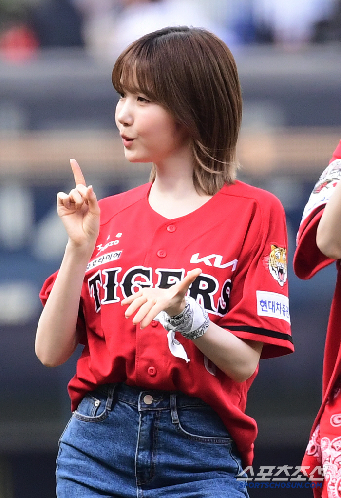  Hitomi's performance in baseball uniform