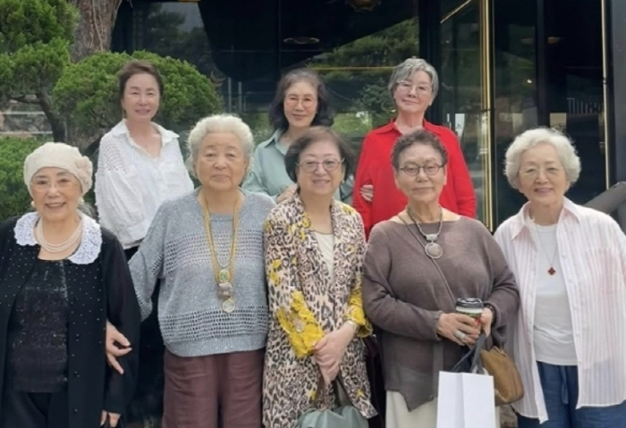  600 years old? From Kim Young-ok to Kang Boo-ja, Ban Hyo-jung, and Kim Mi-sook, in one place, 'living legends.'
