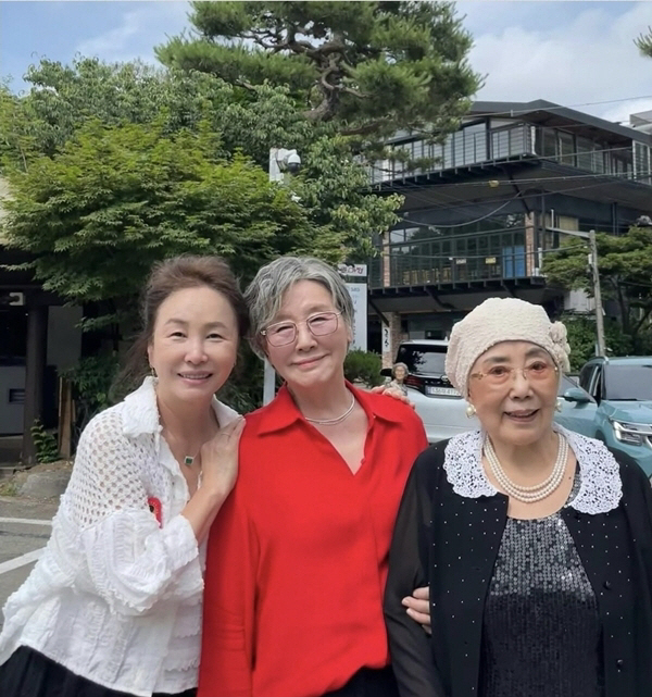  600 years old? From Kim Young-ok to Kang Boo-ja, Ban Hyo-jung, and Kim Mi-sook, in one place, 'living legends.'