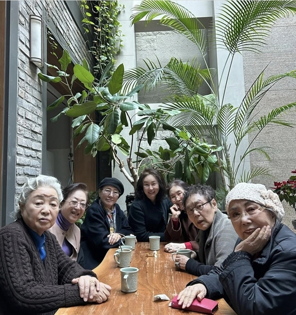  600 years old? From Kim Young-ok to Kang Boo-ja, Ban Hyo-jung, and Kim Mi-sook, in one place, 'living legends.'