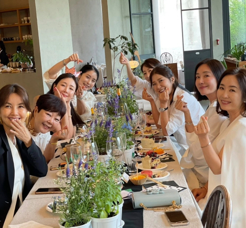  'Still a goddess' Choi Ji-woo's 50th birthday to Shin Ae-ra, Oh Yeon-soo, and Yoo Ho-jung ★ All in all