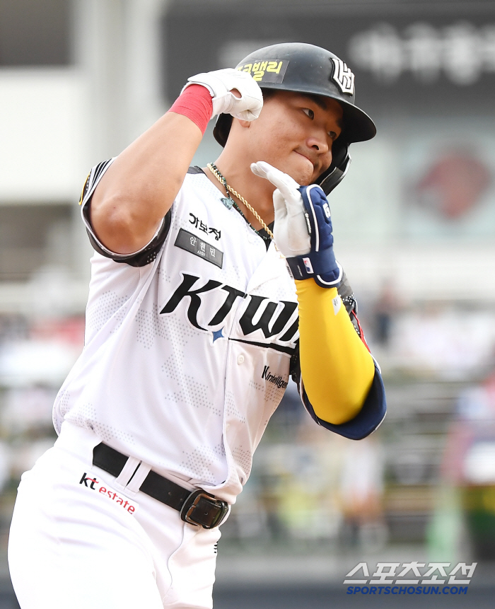 Song Seung-gi, stand up! Ahn Hyun-min, who has strong power, ignited competition for the second consecutive hitters of the season 