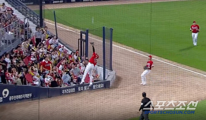 A winning pitcher who flew away because of one ouch ball. Kim Do-hyun's sigh, what kind of play of fate is this?