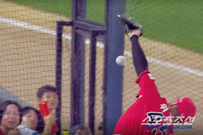 A winning pitcher who flew away because of one ouch ball. Kim Do-hyun's sigh, what kind of play of fate is this?