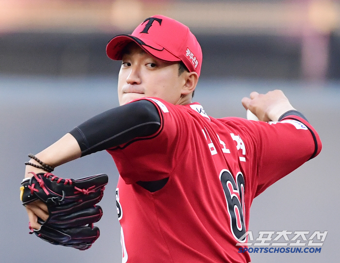 A winning pitcher who flew away because of one ouch ball. Kim Do-hyun's sigh, what kind of play of fate is this?